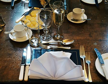Formal place setting at 高表
