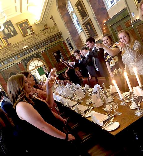 St. 伯纳旺图尔大学的学生们在牛津大学举杯祝酒